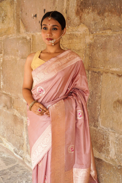 'Aayat' Coral Peach Floral Alfi Boota Katan Banarasi Saree